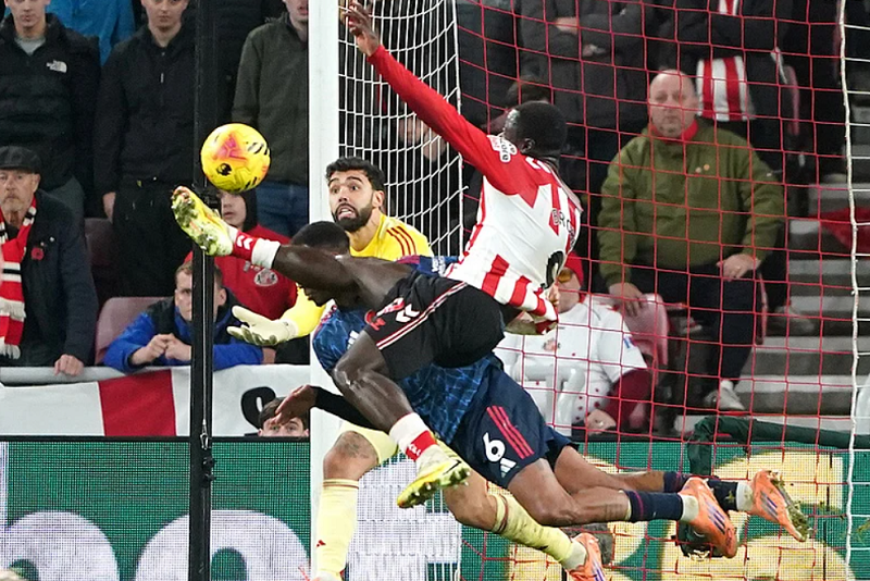 arsenal-om-han-phut-cuoi-sunderland-cuop-lai-1-diem-trong-tran-cau